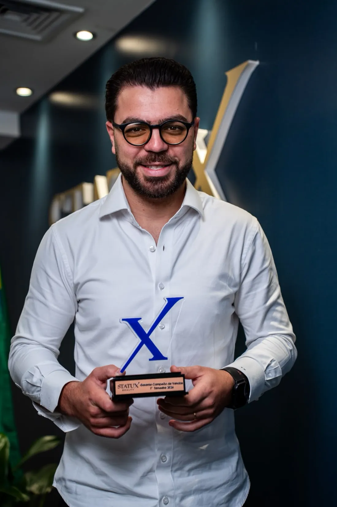 Theodoro com o troféu de campeão de vendas
